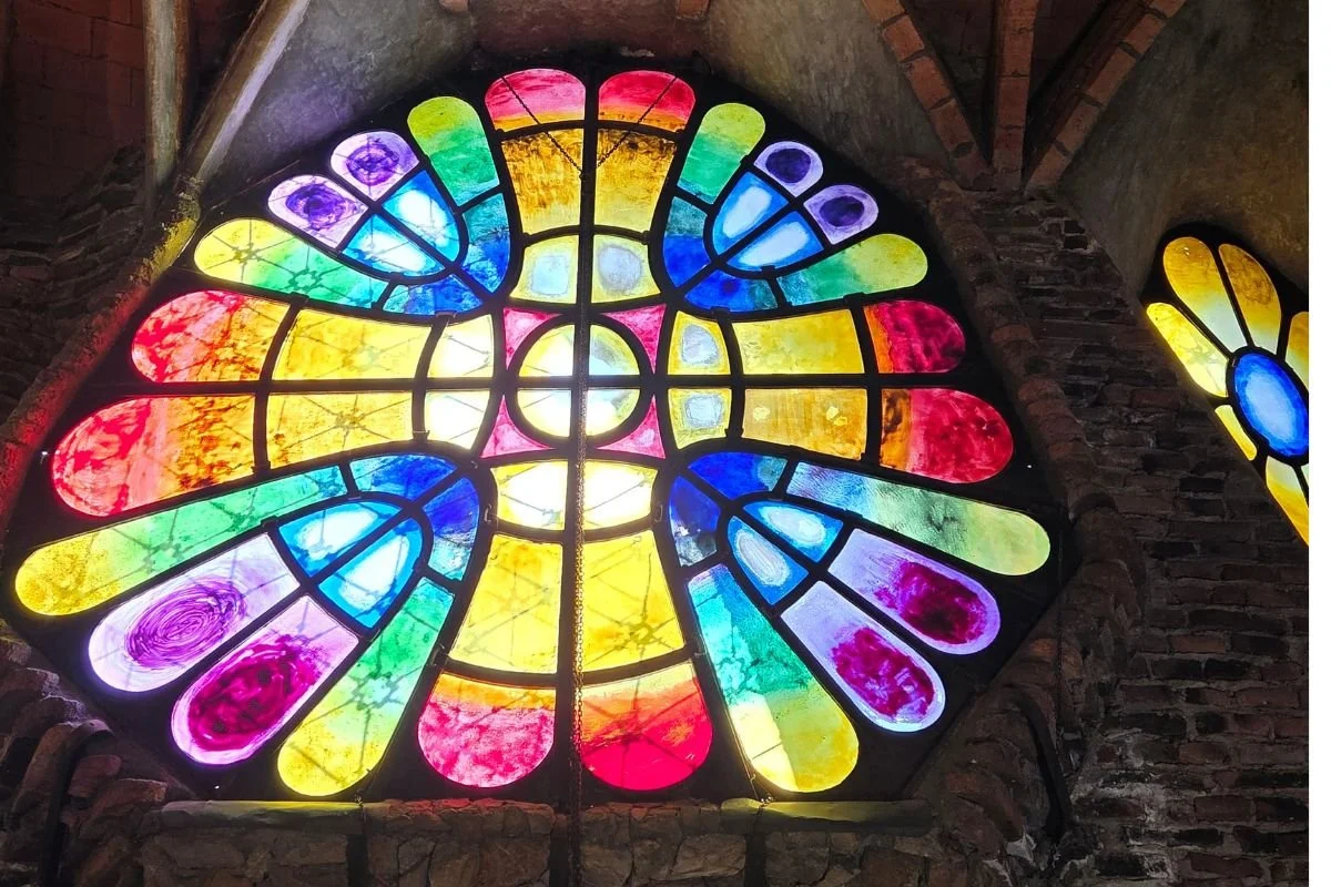Farvet rosetvindue i Gaudí-krypten i Colònia Güell.jpg