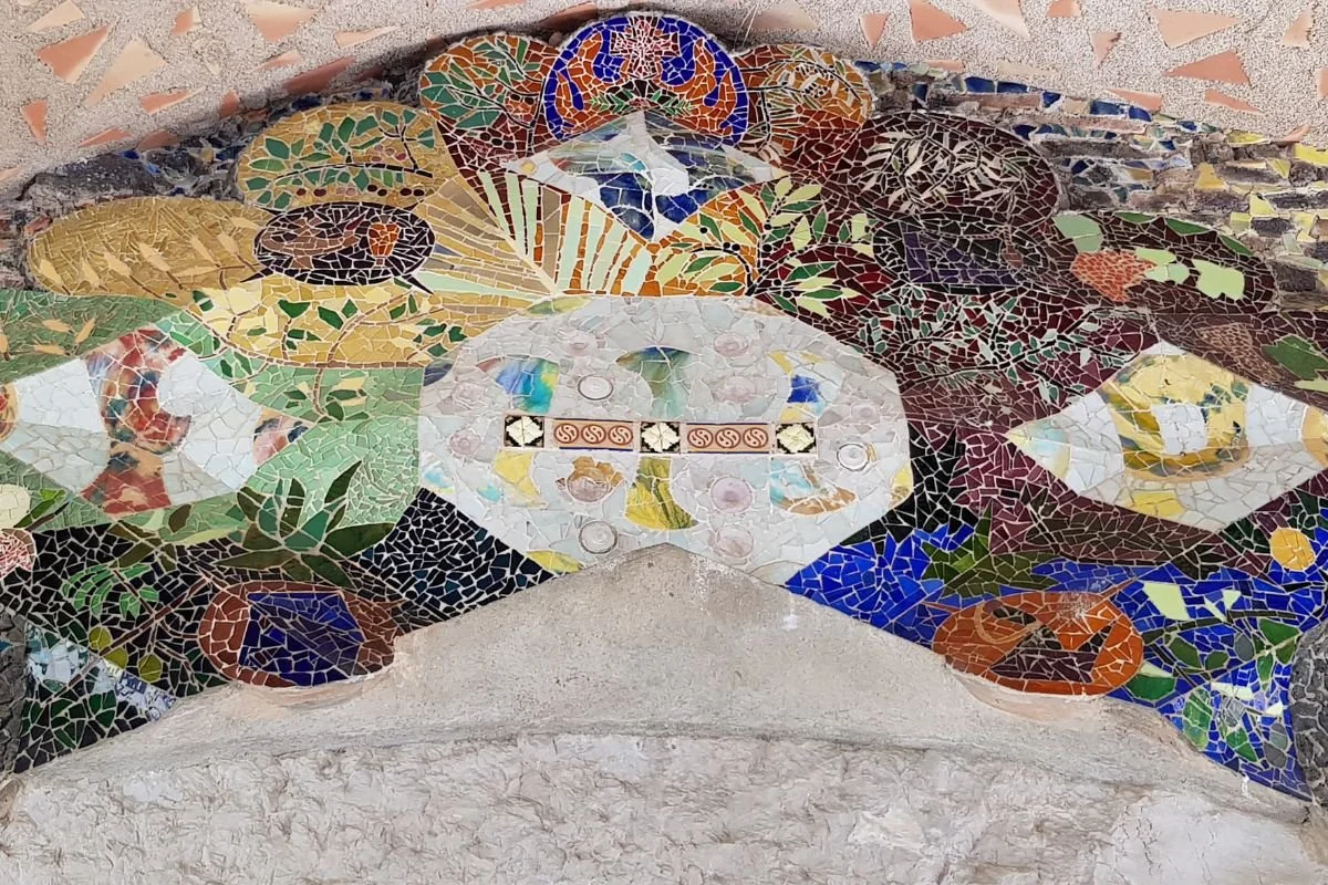 Symbolsk trencadís-mosaik over indgangen til Gaudí-krypten i Colònia Güell.jpg