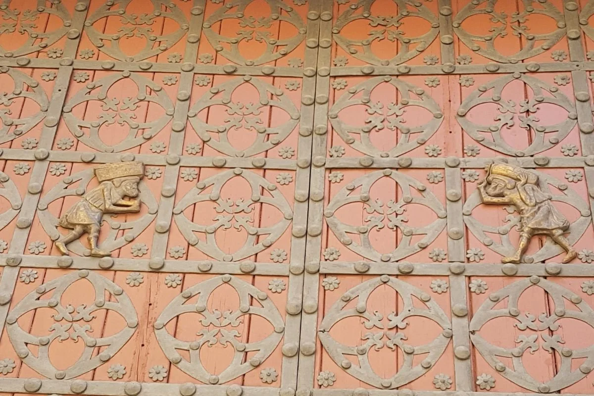 De to bastaixos på hoveddøren til Santa Maria del Mar