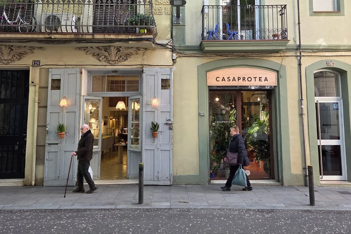 Lokal gade i Gràcia med små butikker og hverdagsliv