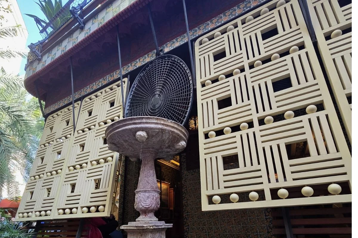 Nærbillede af terrassen og vandfontænen - Gaudís Casa Vicens