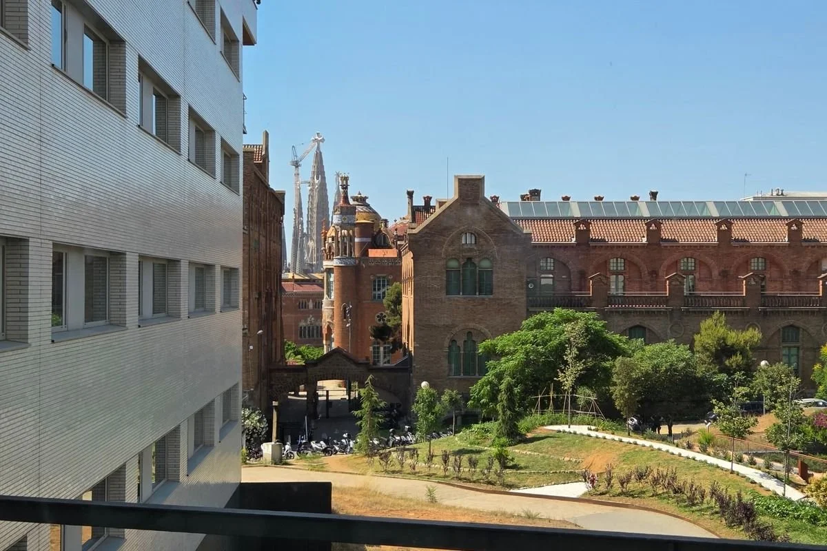 Udsigt fra hospitalet mod de historiske bygninger i Barcelona