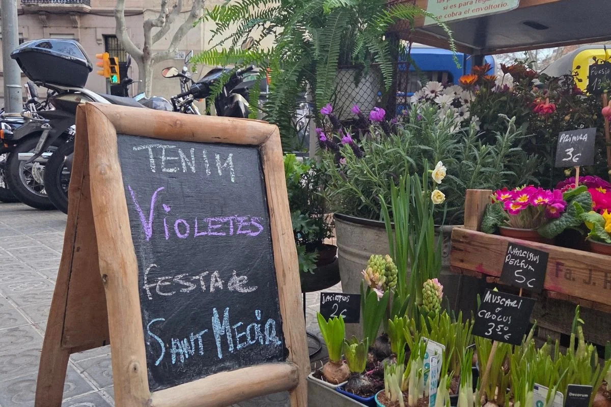 Blomsterbutik med catalansk skilt i en gade i Barcelona