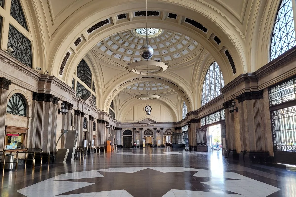 View udover hele forhallen på Estació de França med kuplerne og marmorgulvet