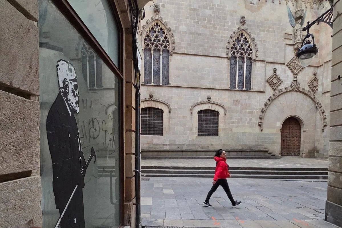 Barri Gòtic i Barcelona med gotisk facade, bykunst og hverdagsliv