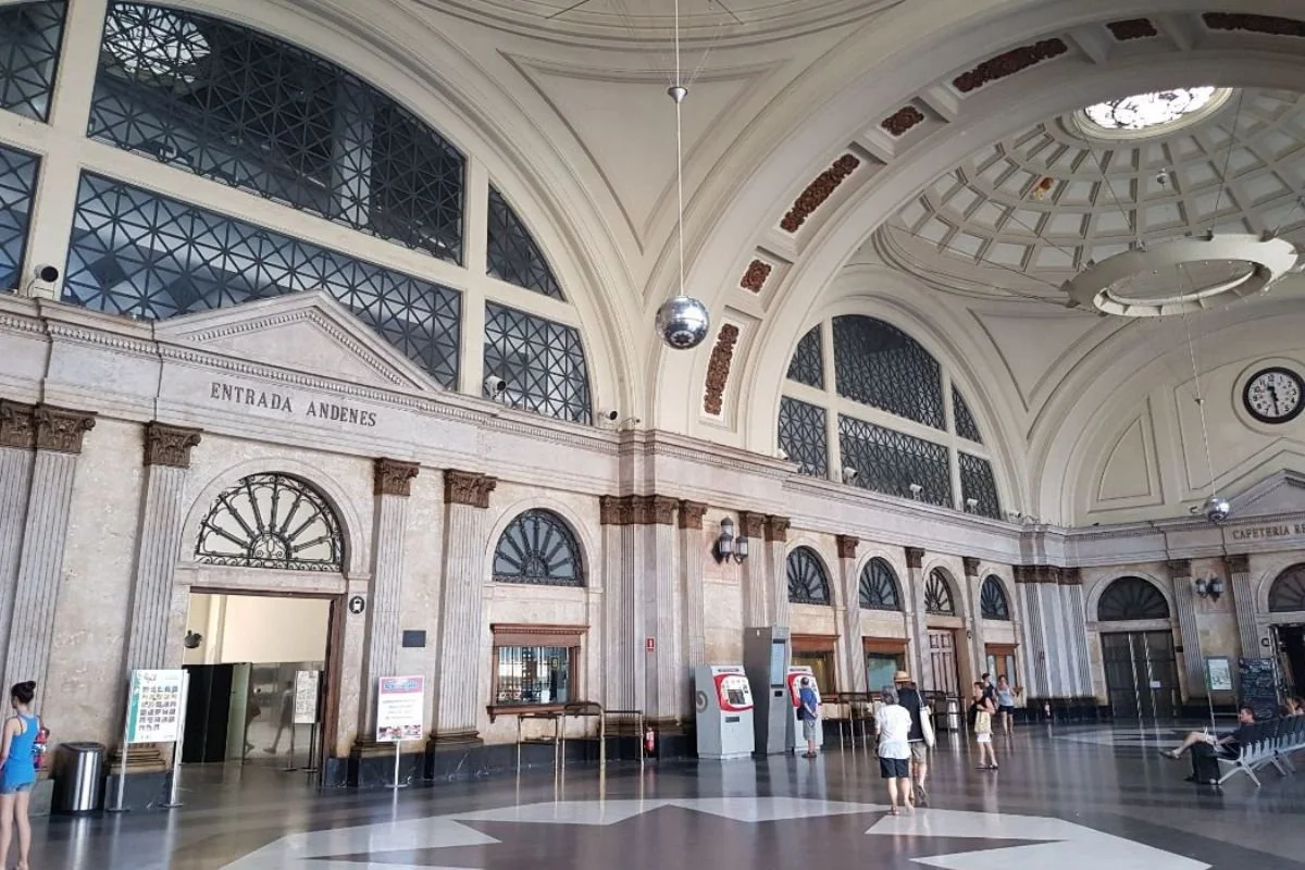 Blik ud over forhallen på Estació de França med det smukke gulv og loft