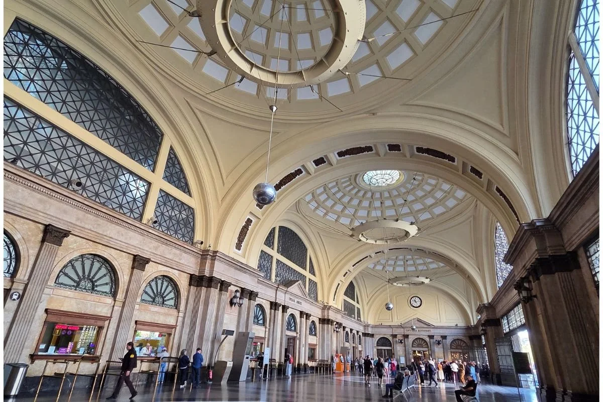 Forhallen på Estació de França fyldt med mennesker