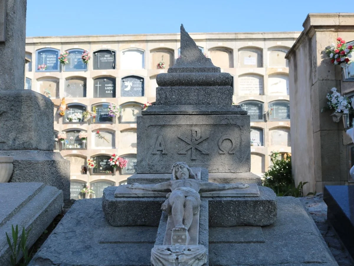 Cementiri de Poblenou - nærbillede af grav med Kristus på korset