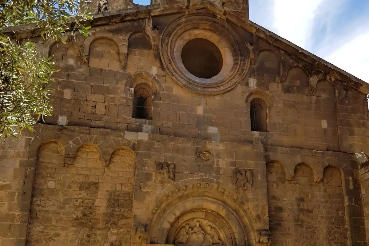 Sant Pau del Camp - kirken forfra ved indgangspartiet med "Guds hånd"