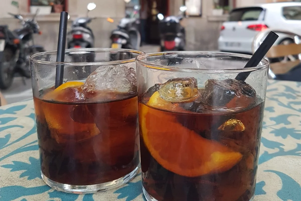 Vermut: To glas vermut med is og appelsinskiver på en terrasse i Barcelona