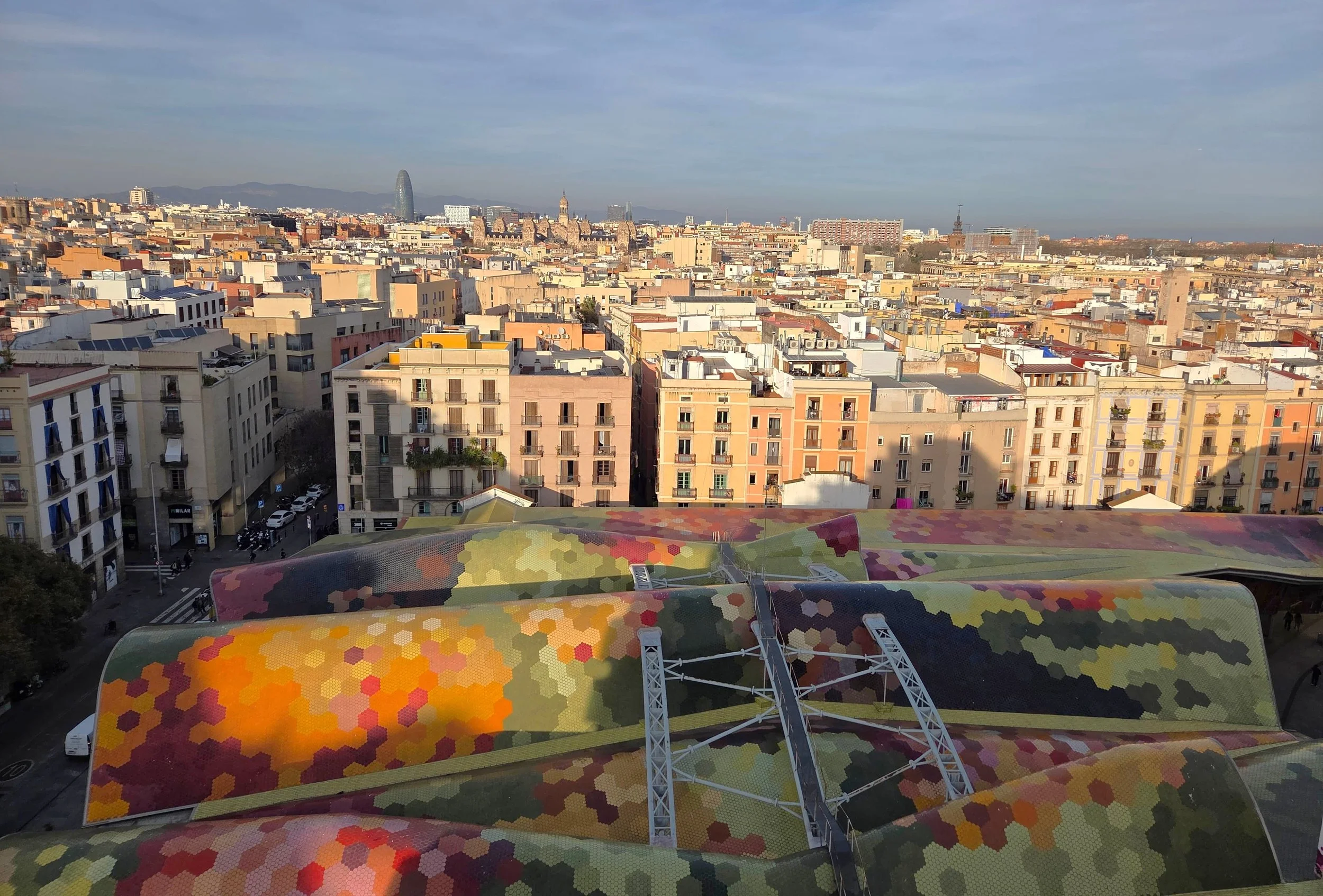Taget på Mercat de Santa Caterina i Barcelona med det farverige, bølgende mosaiktag
