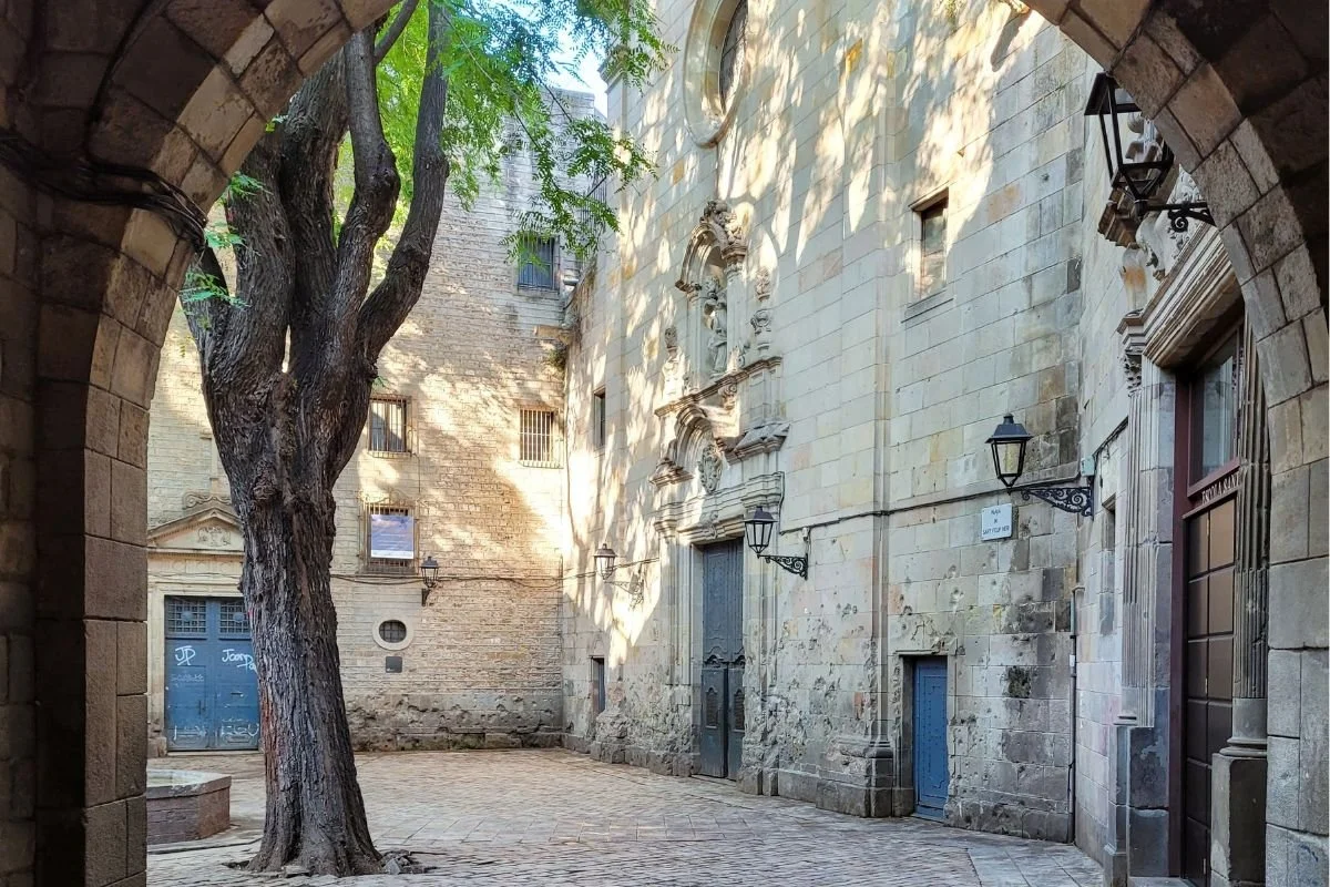 Plaça de Sant Felip Neri - den stemningsfulde plads set igennem den ene port