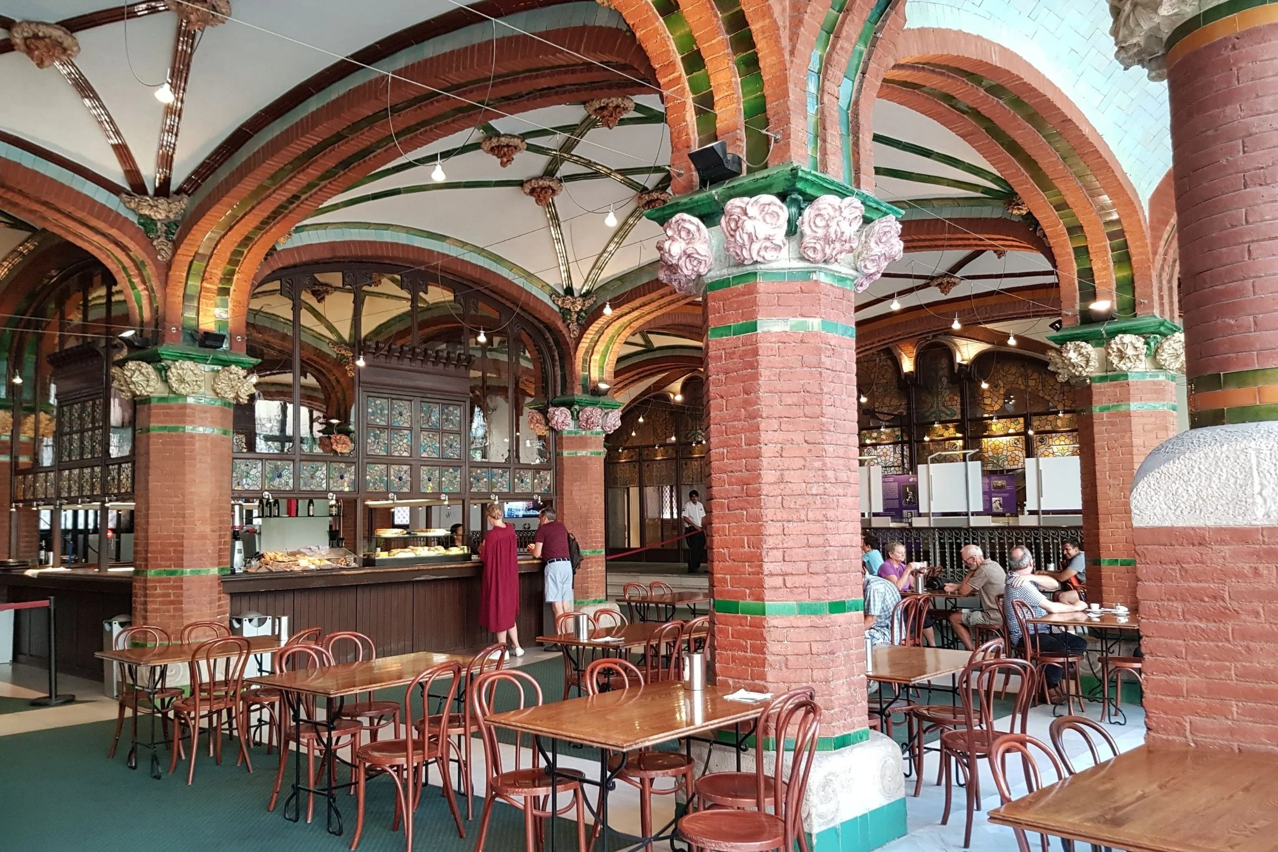 Palau de la Música Catalanas smukke café, hvor du kan nyde en kop kaffe, et glas cava eller lignende