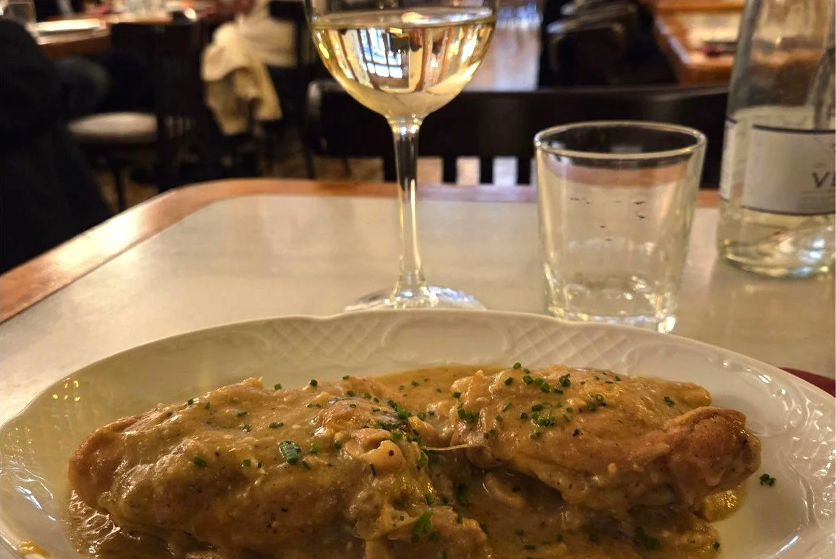 Varm frokostret med et glas hvidvin på en restaurant i Barcelona