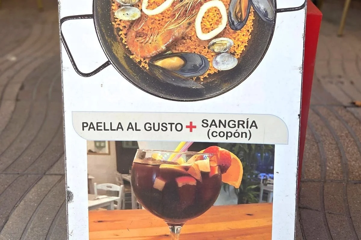 Skilt med tilbud på paella og sangria på Les Ramblas