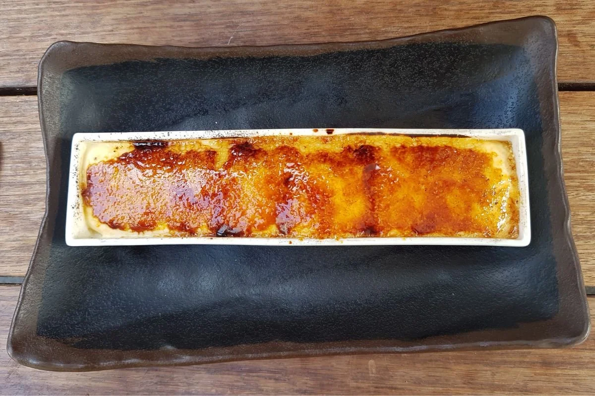 Crema catalana med karamelliseret sukkeroverflade serveret på en restaurant i Barcelona