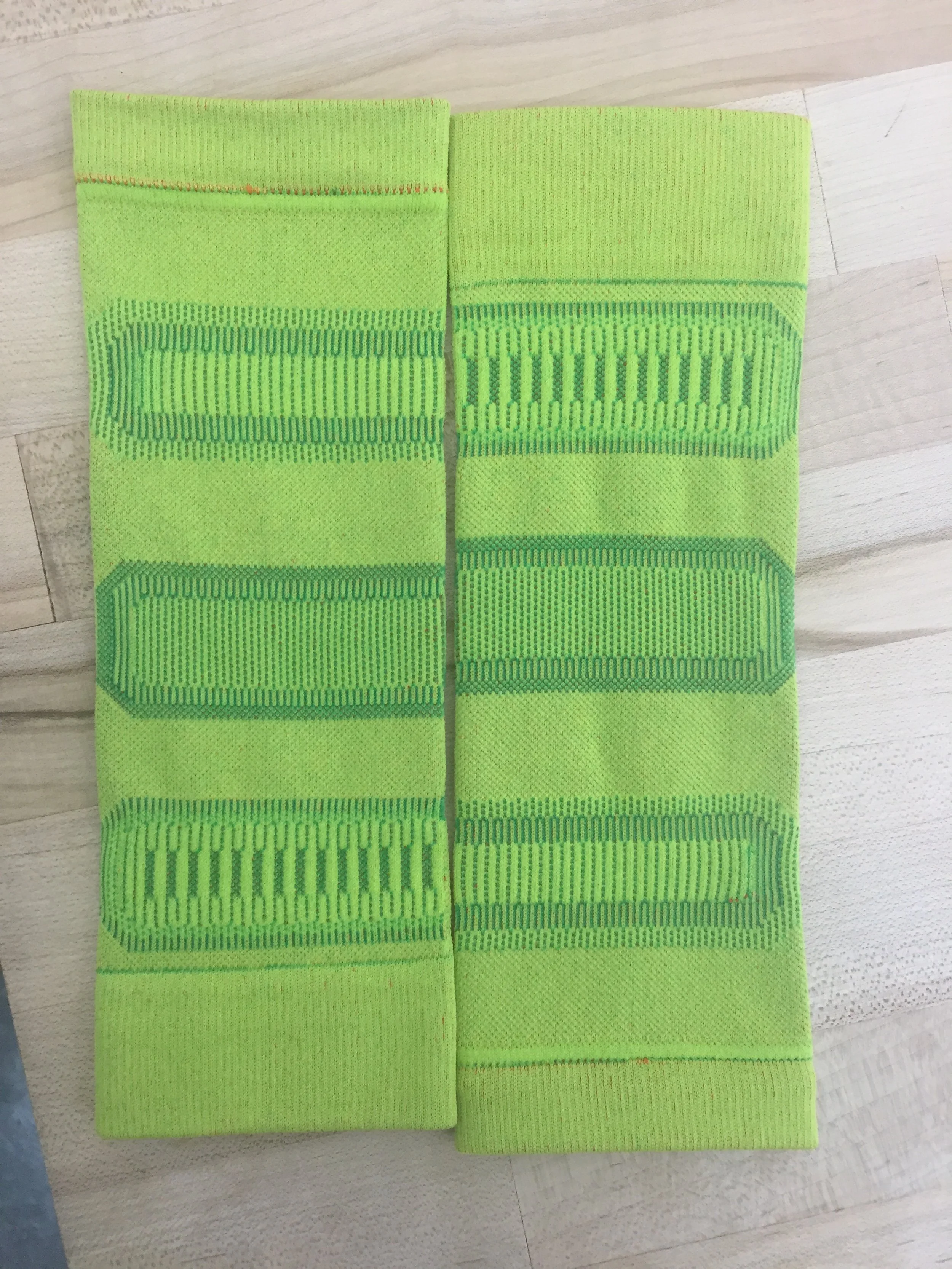 exploring arch band textures on "sleeves" some of my favorite effects using different tone of the same color yarns to produce a bit of a monochrome contrast. I love this clean look.