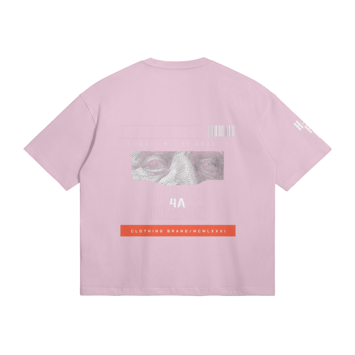 Ein rosa T-Shirt mit grafischen Elementen, darunter ein Auge, Barcode und Text in verschiedenen Schriftarten und Farben.