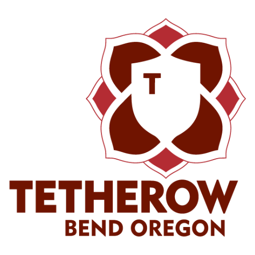 Logo for Tetherow Bend Oregon featuring a trophy within a stylized flower with the text  Tetherow Bend Oregon.