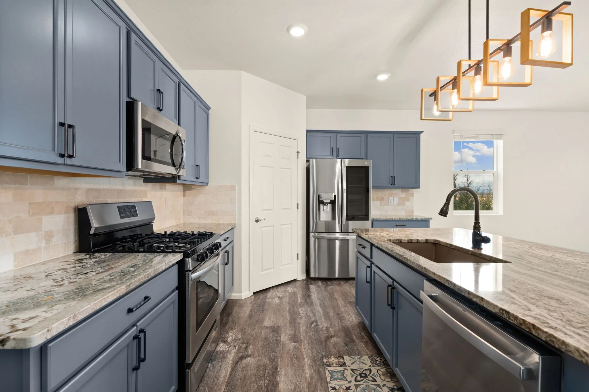 8-web-or-mls-1413 Westport Ave 8.jpg