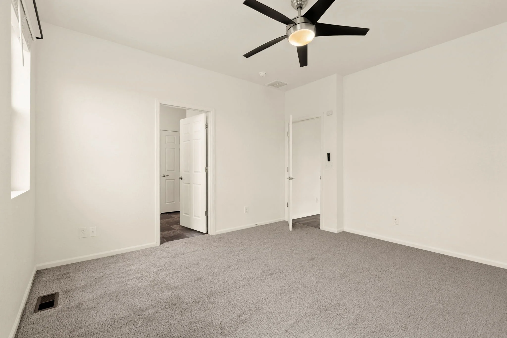 20-web-or-mls-1413 Westport Ave 20.jpg