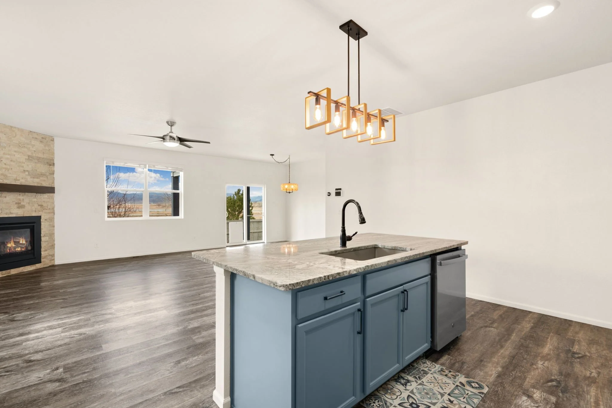 11-web-or-mls-1413 Westport Ave 11.jpg