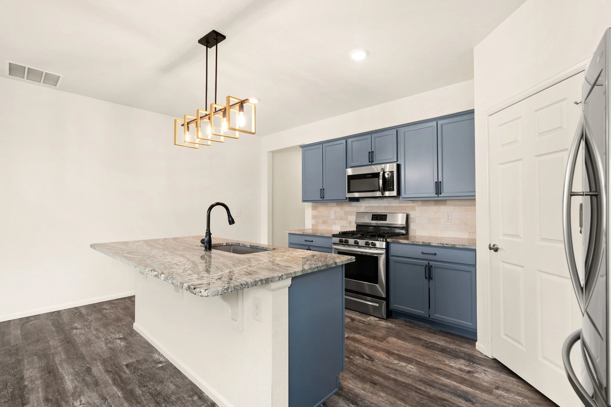 10-web-or-mls-1413 Westport Ave 10.jpg