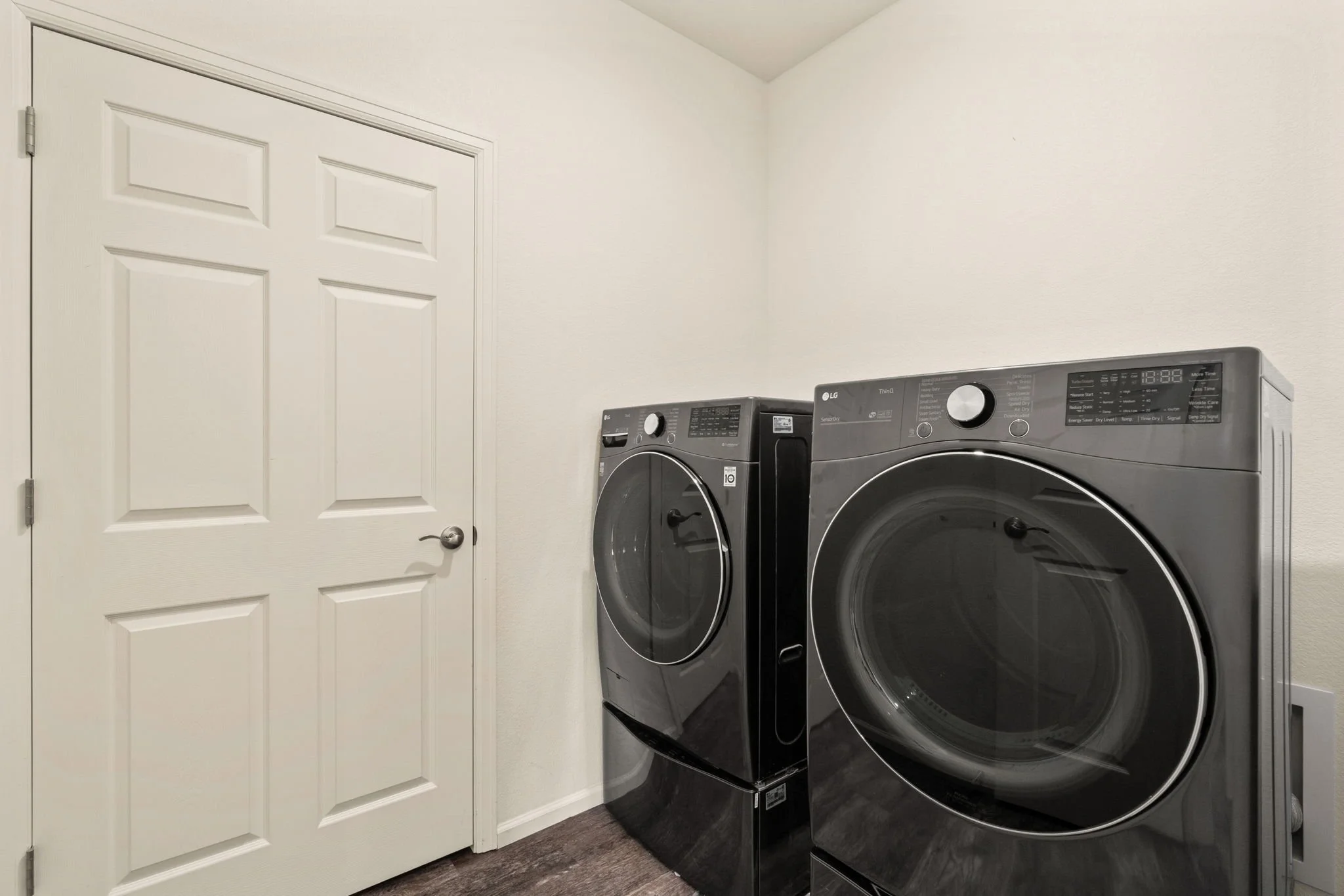 27-web-or-mls-1413 Westport Ave 27.jpg