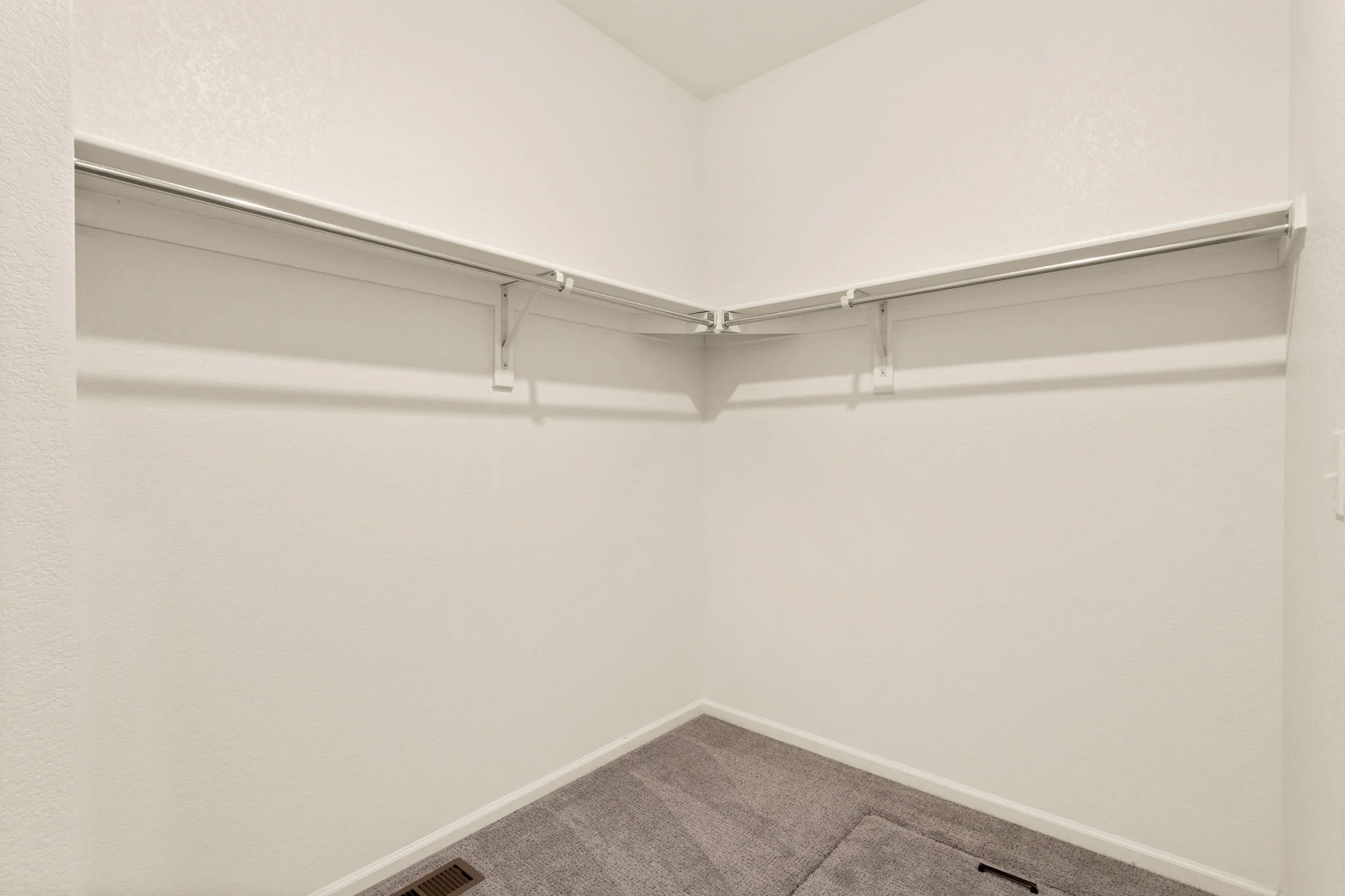 24-web-or-mls-1413 Westport Ave 24.jpg