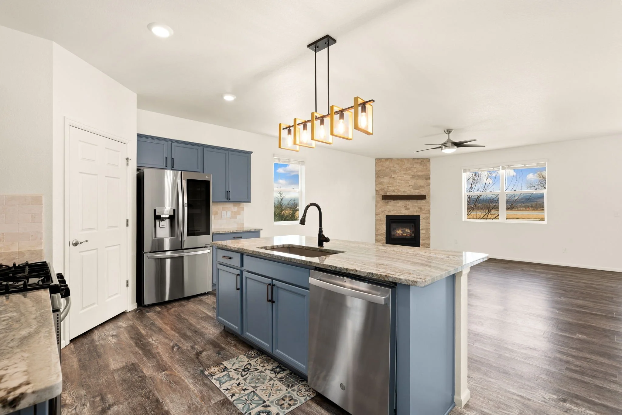 7-web-or-mls-1413 Westport Ave 7.jpg