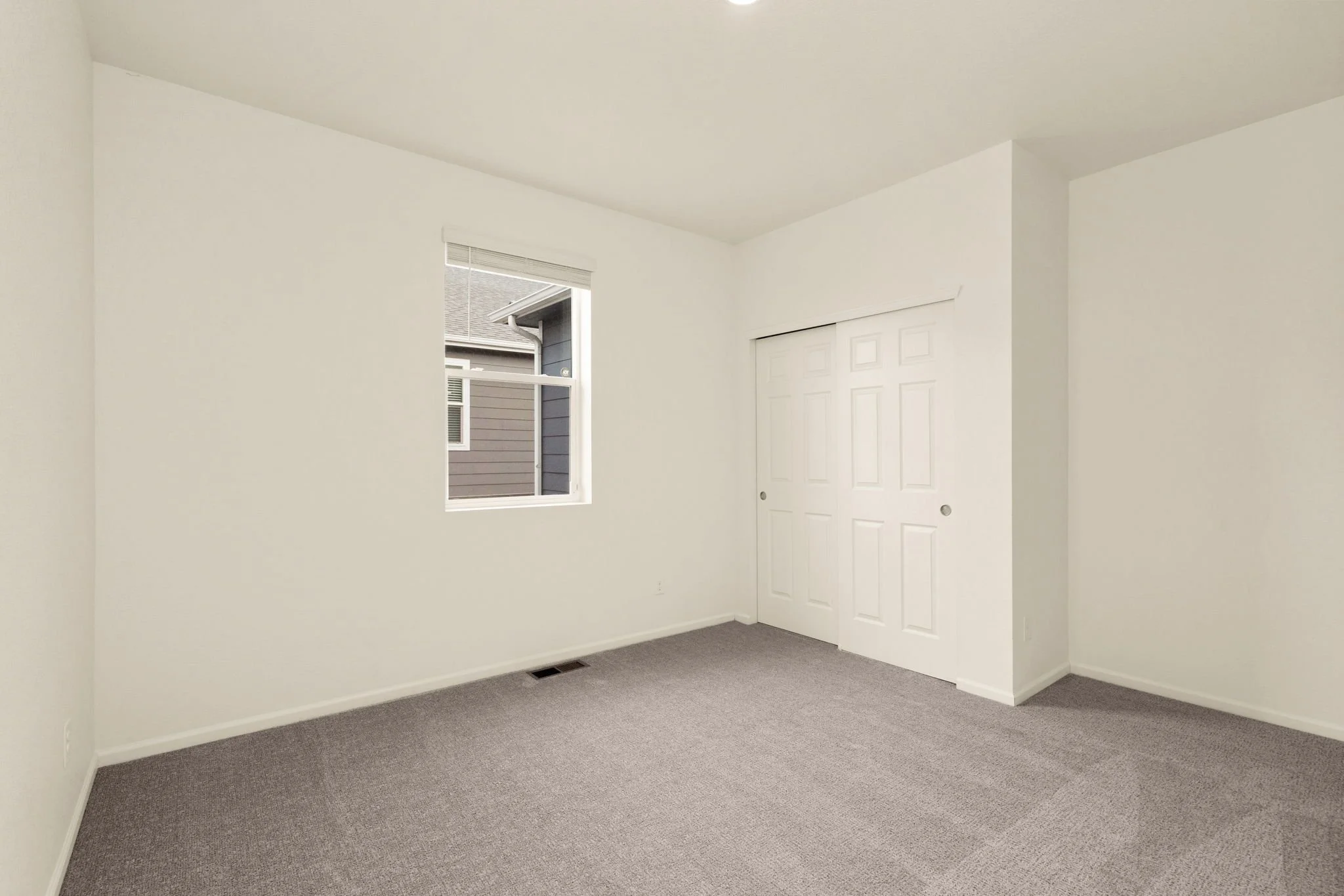 25-web-or-mls-1413 Westport Ave 25.jpg