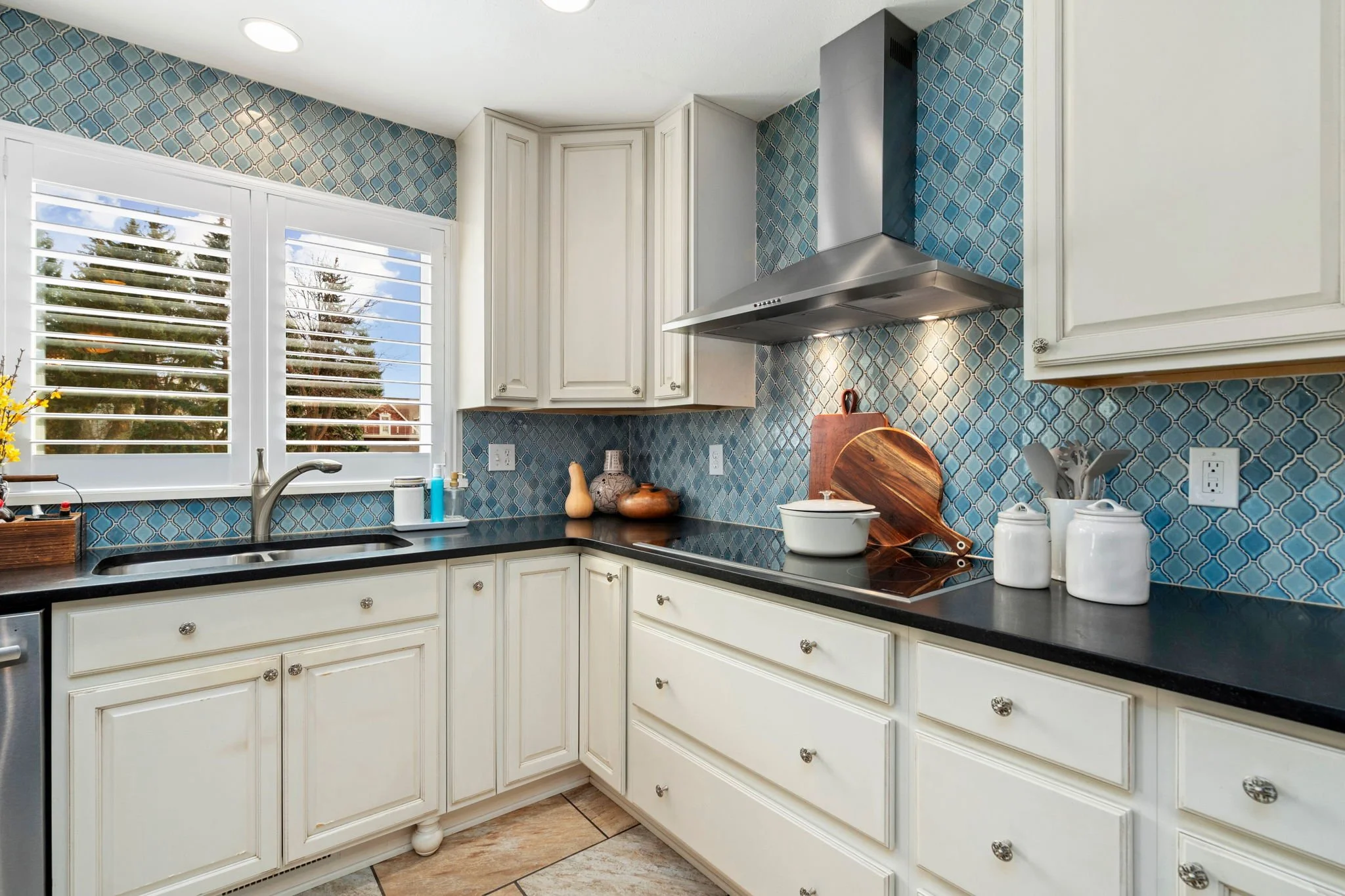 18-web-or-mls-1204 Parkwood Dr 18.jpg