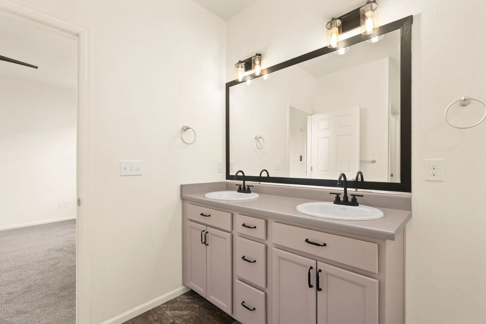 22-web-or-mls-1413 Westport Ave 22.jpg