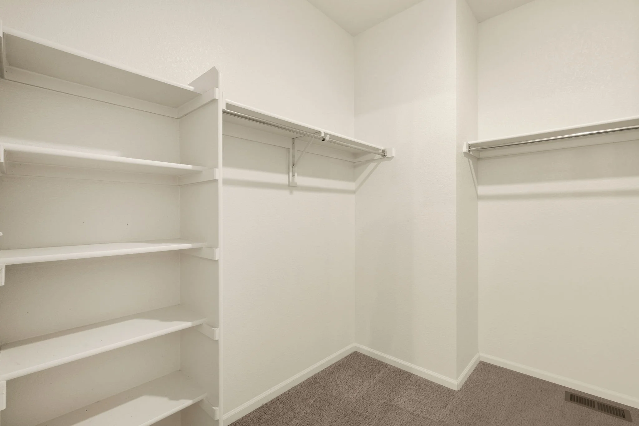 23-web-or-mls-1413 Westport Ave 23.jpg