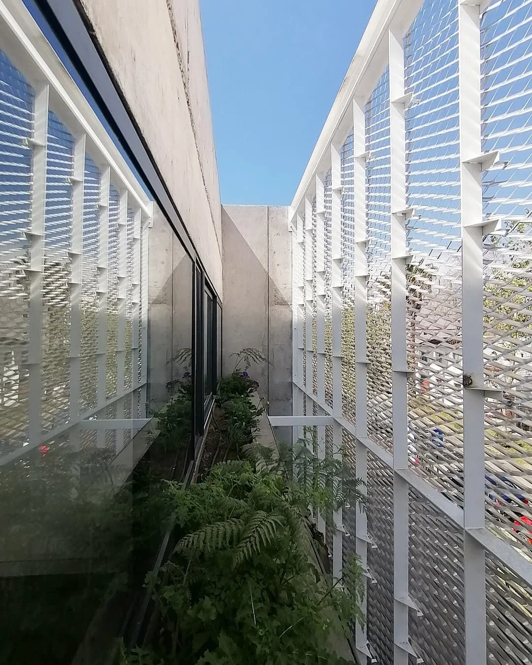 Fachada en metal desplegado para control de luz en departamentos.