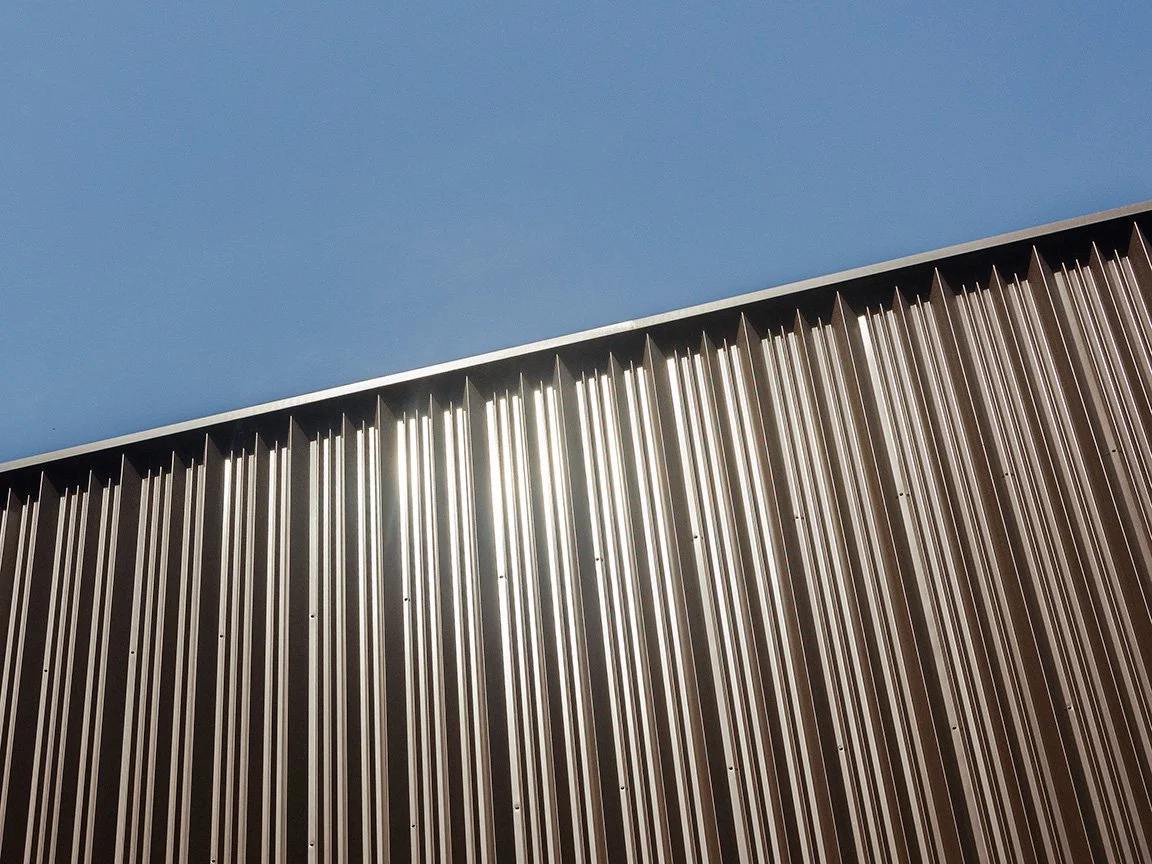 Láminas metálicas arquitectónicas para fachada ventilada – proyecto comercial