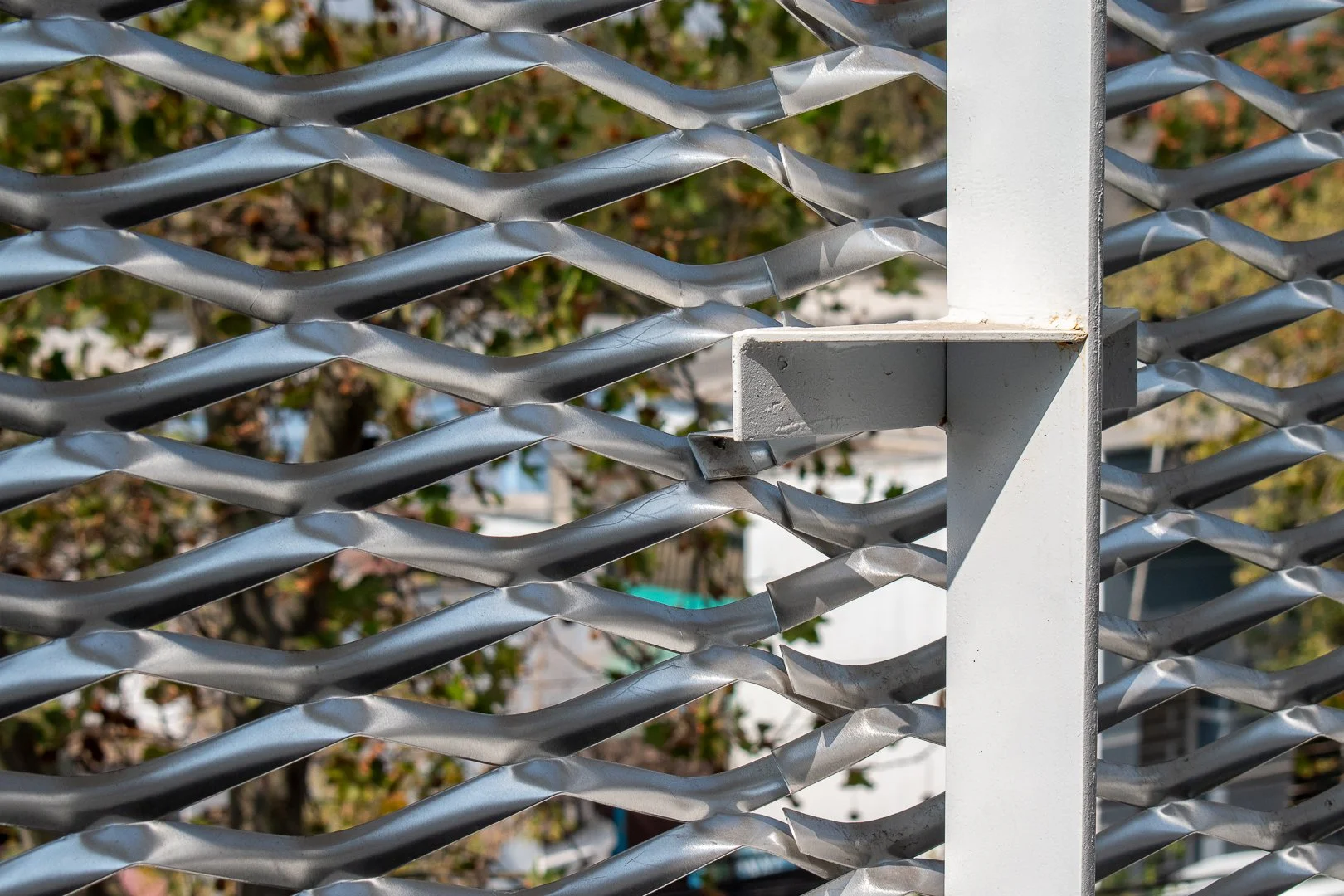 Vista interior de una fachada en metal desplegado.