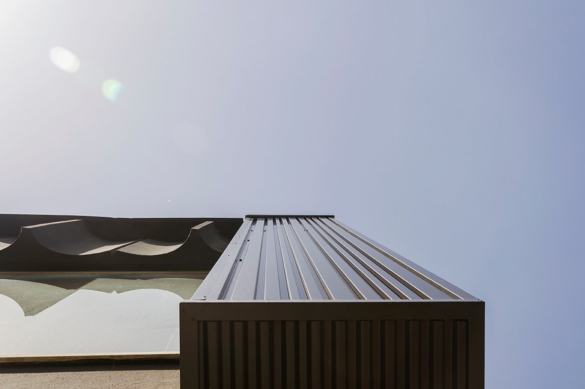 Láminas metálicas arquitectónicas para fachada ventilada – proyecto comercial