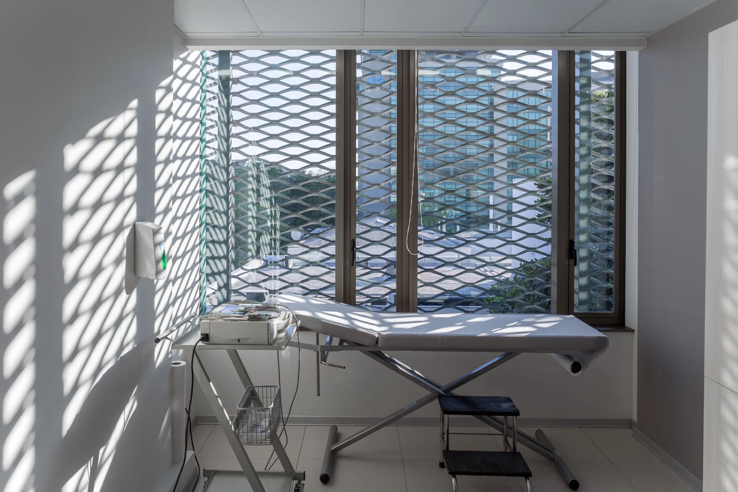 Detalle de fachada con metal desplegado para arquitectura contemporánea, sistema de revestimiento exteriorque permite un control solar optimo y una calidad termica interna sin eguale.