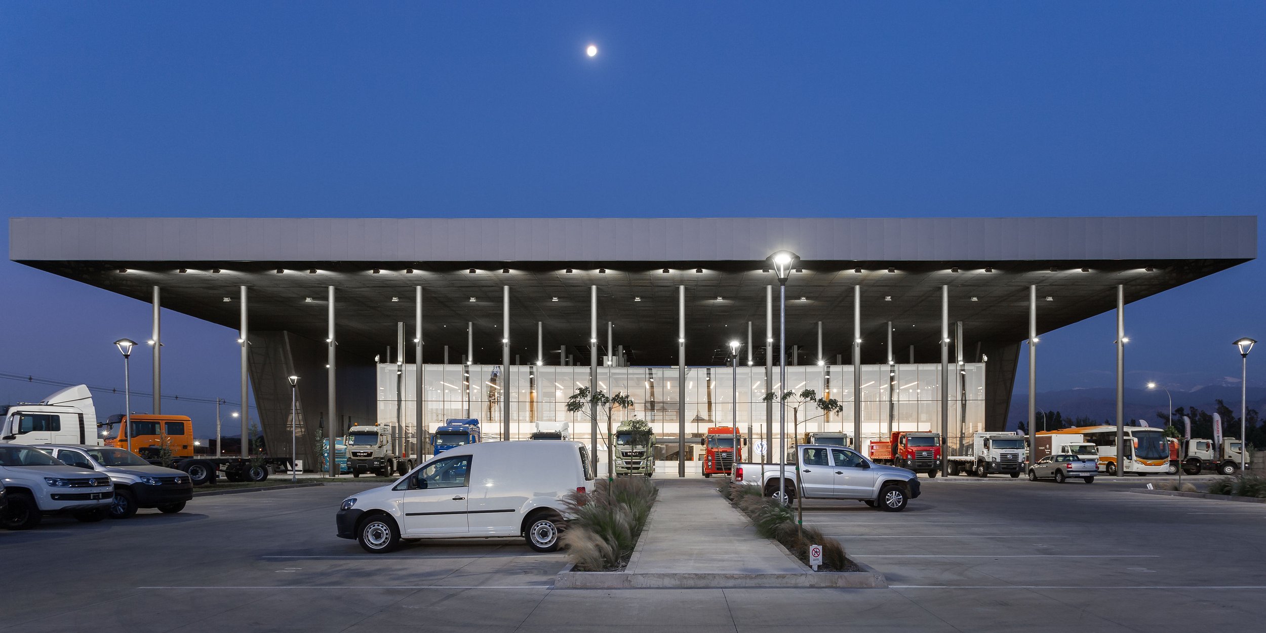 Edificio comercial de venta de auto y camiones con revestimientos de paneles aislantes y cielo metalico para cielos.