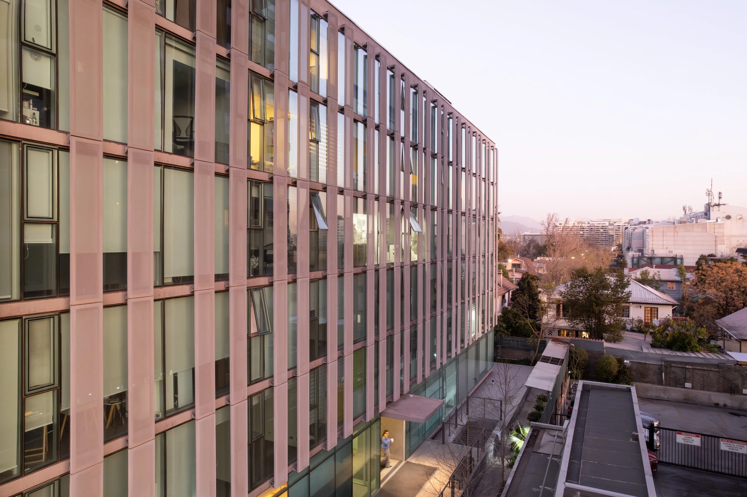 Edificio moderno con revestimiento de metal desplegado en fachada que permite un ahorro de energia eletrica y un edificio leed. Quiebravista metallico personalizado.