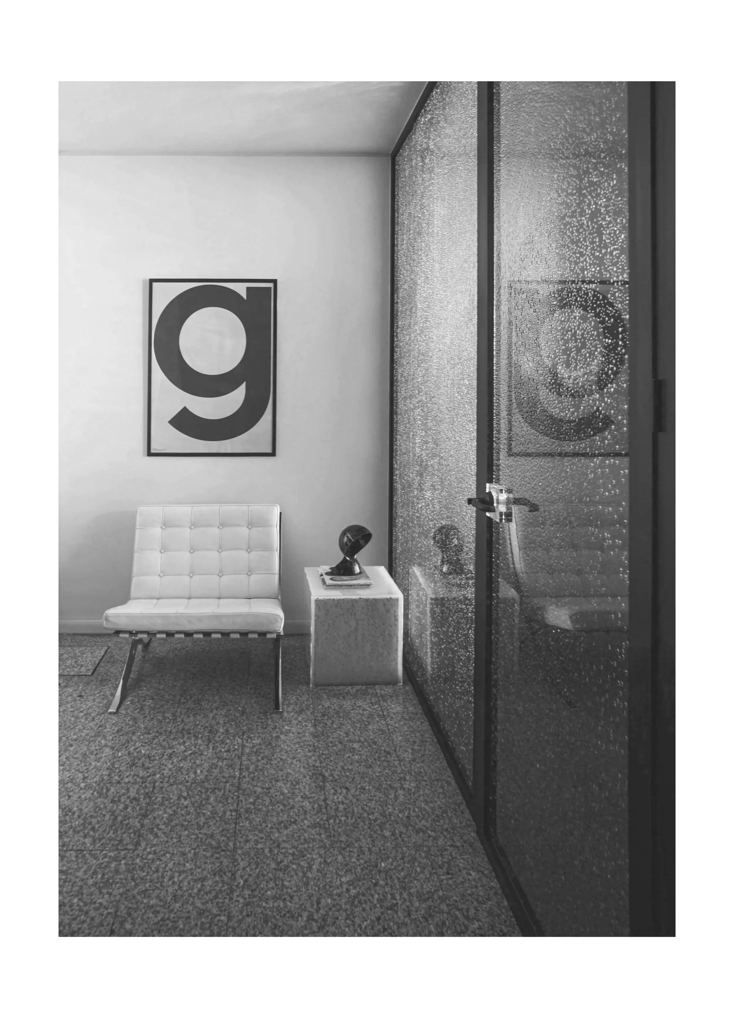 Recibidor moderno con silla blanca, pared lateral en panel transparente decorativo moderno