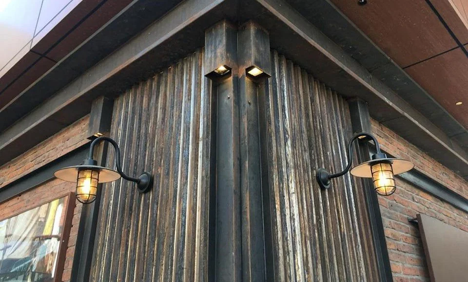 Revestimiento en acero corten para local comercial en mall. Restaunrante con estilo antigui. 