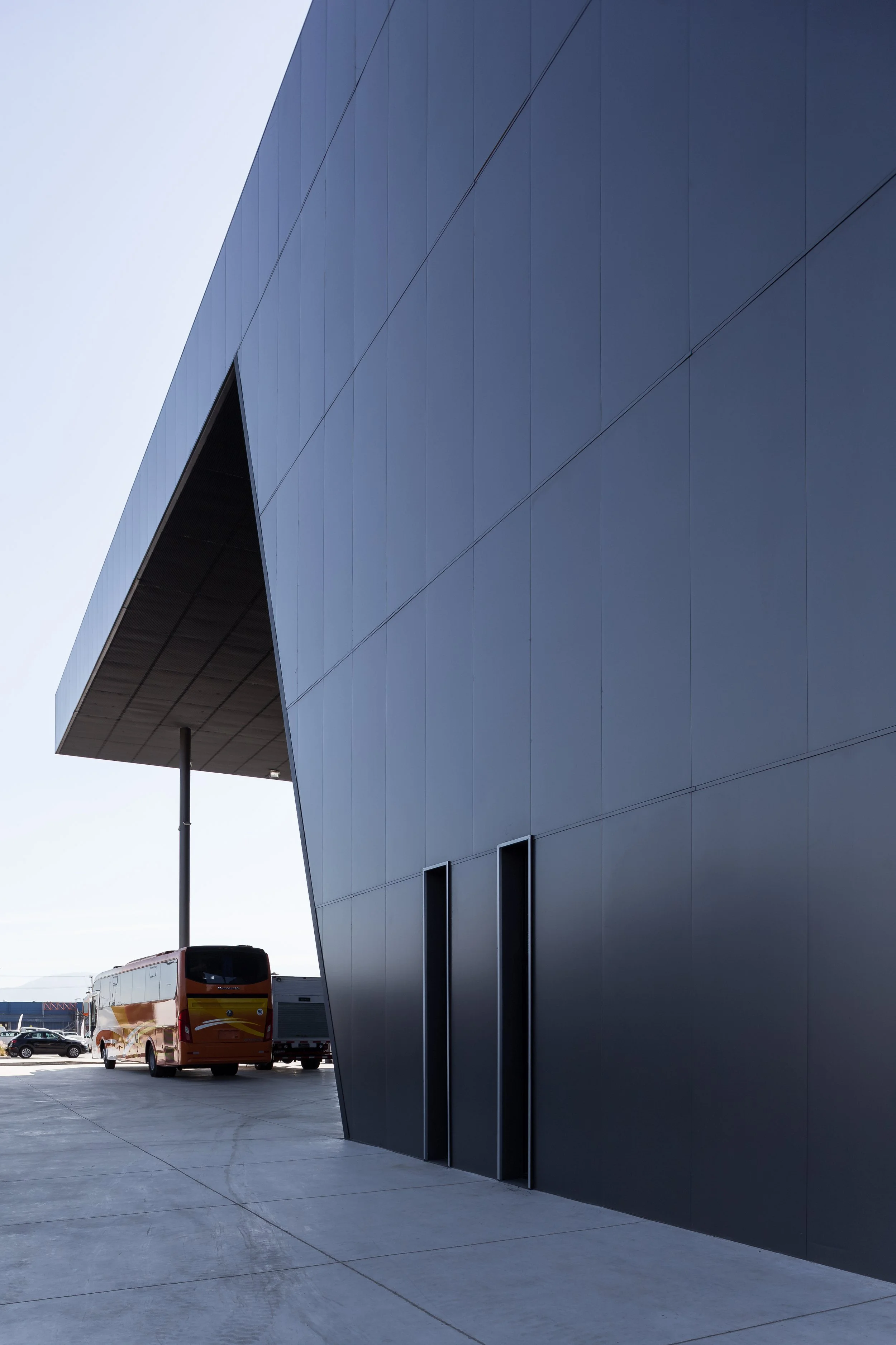 Edificio en panel aislante oscuro para edificio industrial de lujo.