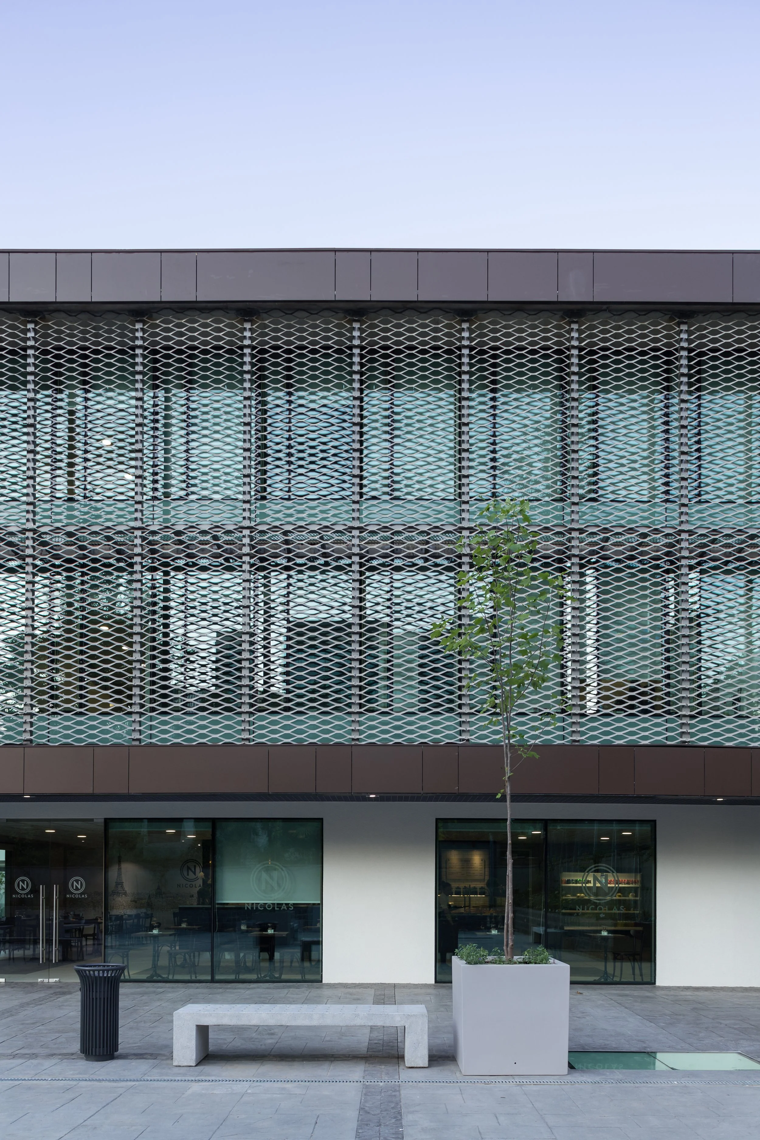 Edificio de clinica moderno con revestimiento metalicos en la fachada que permite ahorro de energia y mayor calidad termica. Aislacion termica, quiebravista.