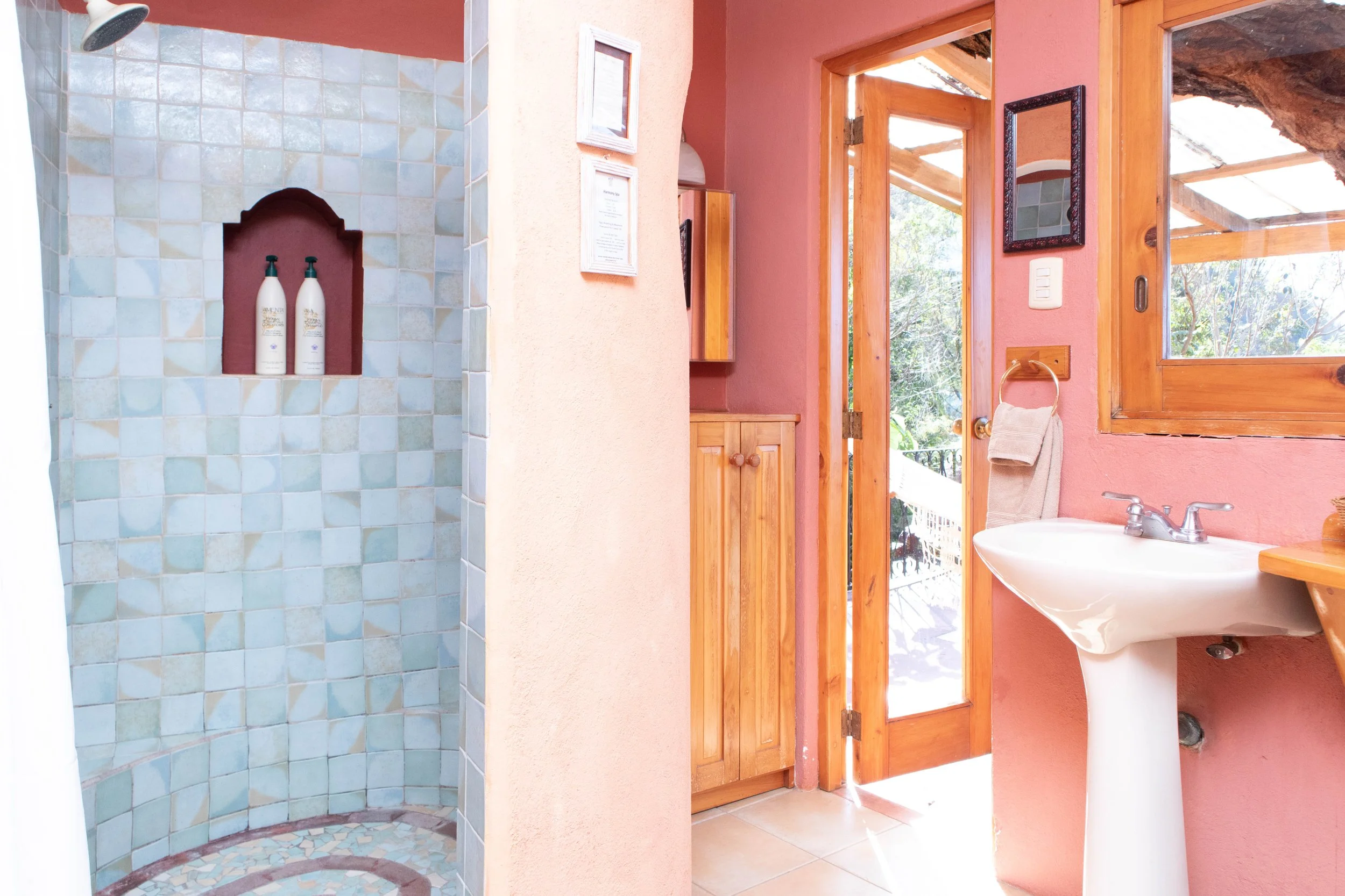 Bungalow 10 Bathroom.jpg