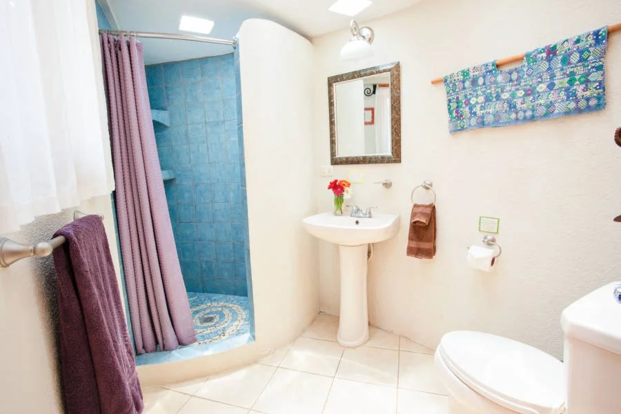 Suite 8 Bathroom.jpg