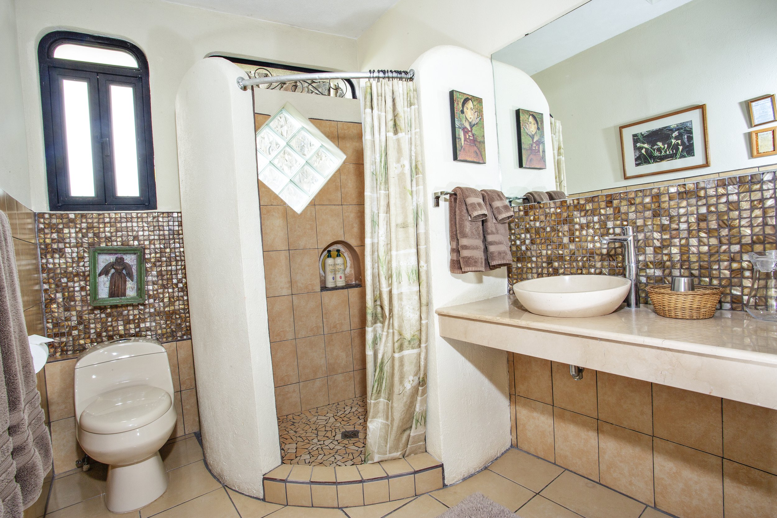 Junior Suite 18 Bathroom.jpg