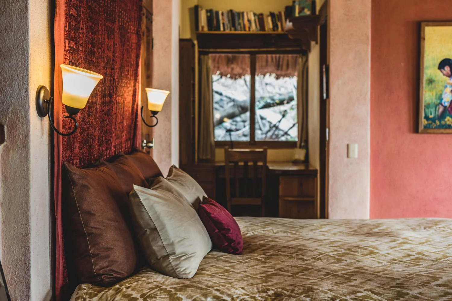 Ginger Suite 23 bed desk.jpg