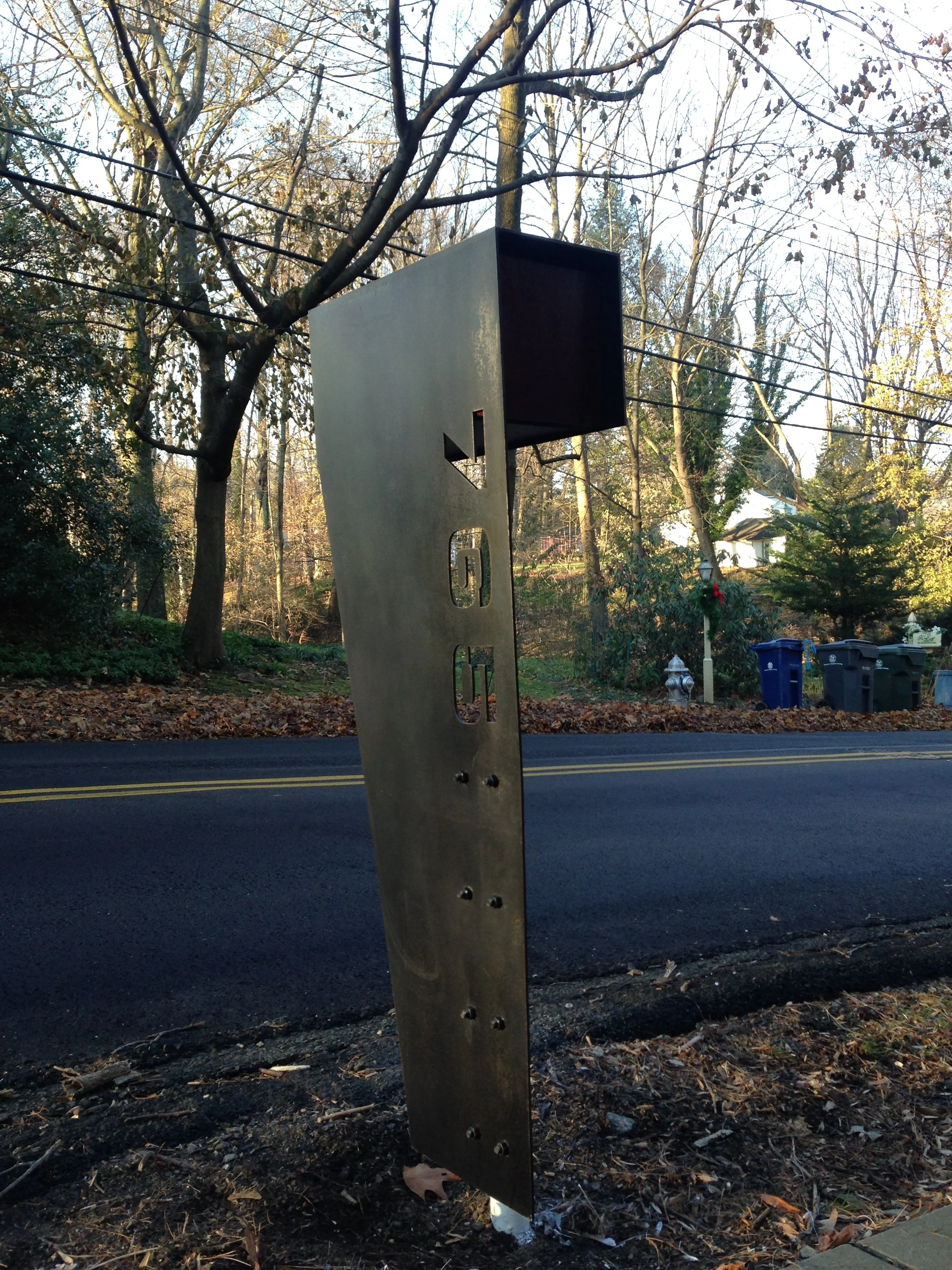 Fabrication Before Patina

Raw Material Expression
Before the weathering process begins, the mailbox presents a smooth steel surface that reflects the precision of its fabrication. Over time, the steel naturally transforms into its distinctive protec